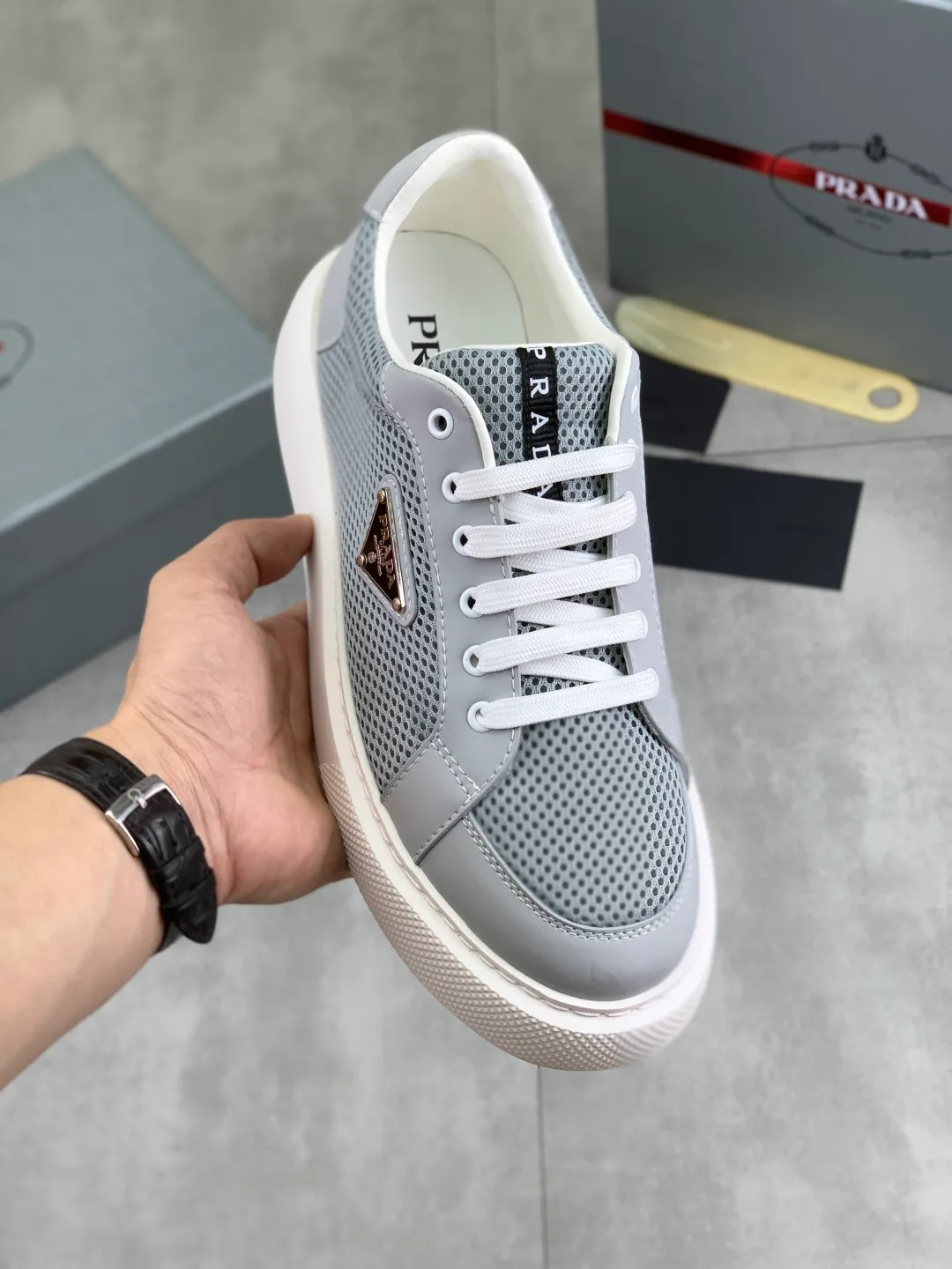 Men's shoes 💰P580💰 [New style] High version official website popular models are on the market, 🆘 Trendy brand (Prada) mainly promotes popular models, avant-garde and versatile fashion men's shoes private version mold opening, cowhide surface splicing 1:1.. Fashionable and simple, original imported cowhide lining cowhide feet; the atmosphere and personality are more fashionable, eye-catching and pursuing class. It will subvert the old idea and be a must-have for fashion trendsetters with you! Must keep it for yourself! Tall and comfortable, large and low, high-end quality workmanship. Size: 38-44 6️⃣colors available.